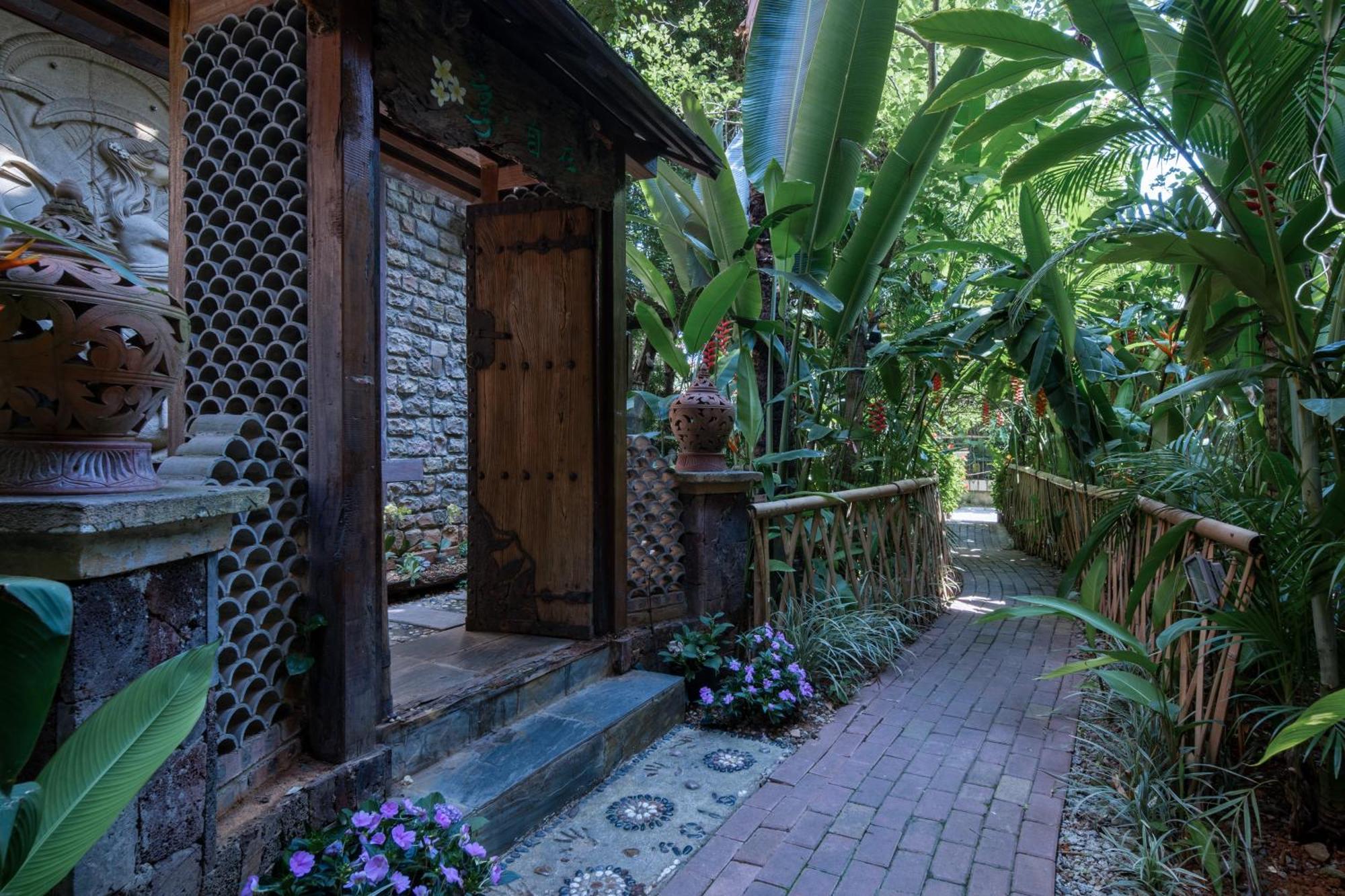 Hidden Garden Inn Jinghong Exterior photo